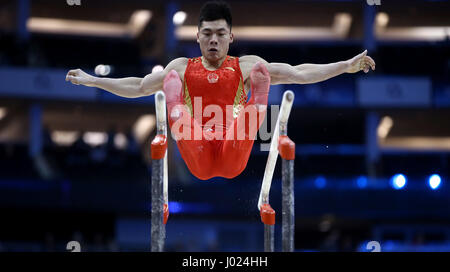 La Cina Jianlin Luo compete sulle barre parallele durante la Coppa del mondo di ginnastica all'O2, Londra. PREMERE ASSOCIAZIONE foto. Data immagine: Sabato 8 aprile 2017. Il credito fotografico dovrebbe essere: Steven Paston/PA Wire. . Foto Stock