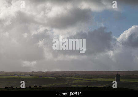 Campi e Doonagore castello vicino Doolin, County Clare, Irlanda Foto Stock