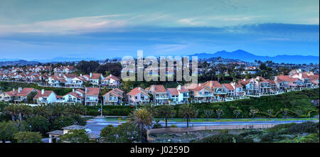 Vista panoramica del tratto di case lungo la Dana Point costa al tramonto nel sud della California, Stati Uniti d'America Foto Stock