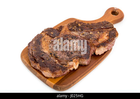 Bistecca alla griglia sul tagliere, isolato su bianco Foto Stock