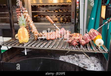 Tradizionale picanha - stile brasiliano barbecue. Carni bovine salate su spiedini pronto per essere messo sulla griglia. Foto Stock