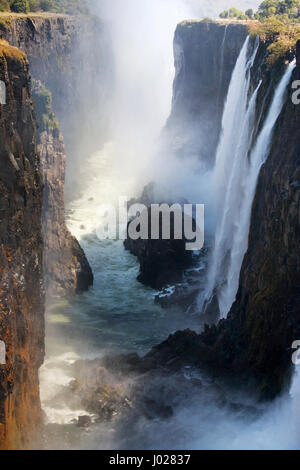 Vista delle Cascate Vittoria da terra. Parco nazionale MOSI-oa-Tunya. E sito patrimonio dell'umanità. Zambiya. Zimbabwe. Foto Stock