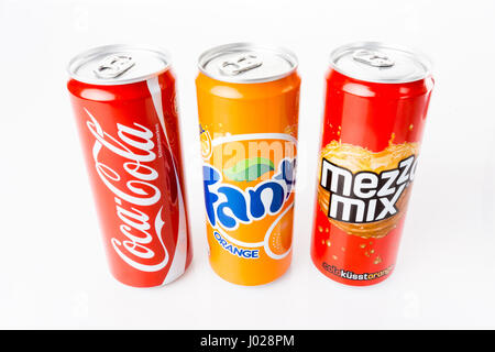 DUSSELDORF, Germania - 28 Marzo 2014: Coca Cola, Fanta e Mezzo Mix lattine su sfondo bianco. I tre bevande prodotte dalla The Coca Cola Company sono Foto Stock
