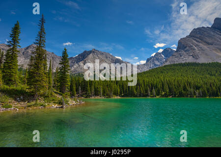 Scenic estate in montagna escursionismo viste dall'oggetto contrassegnato per la rimozione definitiva dei laghi area Backcountry a Kananaskis Country Alberta Canada Foto Stock