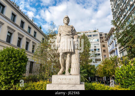 Statua di statista greco, oratore e generale di Atene Pericle davanti al Municipio di Omonoia distretto della città di Atene, Grecia Foto Stock