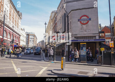 Leicester Square La stazione della metropolitana di Londra, Inghilterra REGNO UNITO Foto Stock