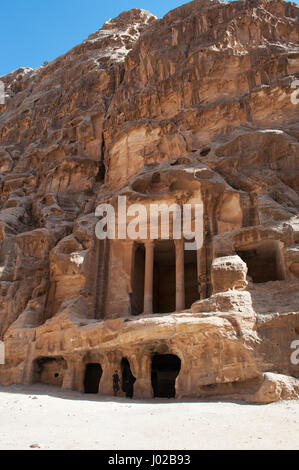 Beidah: Triclinio in poco Petra, noto come Siq al-Barid, Nabataean sito archeologico con edifici scolpite nelle pareti del canyon di arenaria Foto Stock