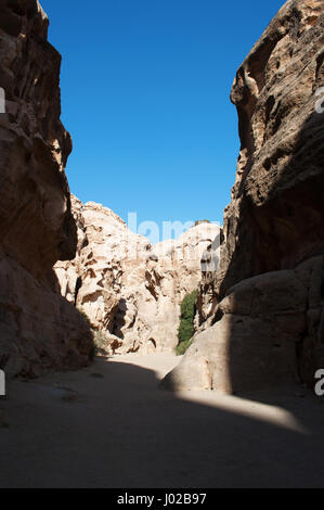 La sabbia e rocce nel Siq al-Barid, il canyon a freddo, l'entrata principale dell'Nabataean archeologico città di Beidha, famoso come la piccola Petra Foto Stock