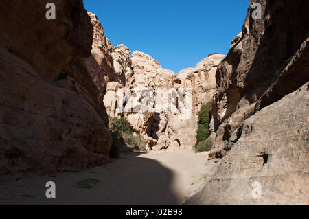 La sabbia e rocce nel Siq al-Barid, il canyon a freddo, l'entrata principale dell'Nabataean archeologico città di Beidha, famoso come la piccola Petra Foto Stock