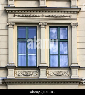 Budapest, Ungheria, all'inizio del secolo town house decorazione della finestra. Foto Stock