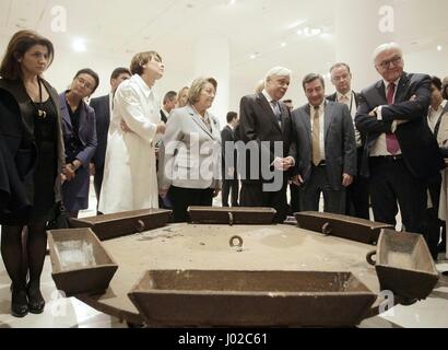 Atene, Documenta 14 in Atene. 8 apr, 2017. Il Presidente tedesco Frank-Walter Steinmeier (1R, anteriore) e Presidente greco Prokopis Pavlopoulos (terza R, anteriore) visitare il mondo mostra di arte contemporanea Documenta 14 in Atene in Grecia il 8 aprile 2017. Steinmeier e Pavlopoulos inaugurato sabato l'arte contemporanea internazionale mostra documenta 14 in Atene, lodando l'iniziativa per promuovere l unità dei cittadini europei attraverso l'arte. Credito: Marios Lolos/Xinhua/Alamy Live News Foto Stock