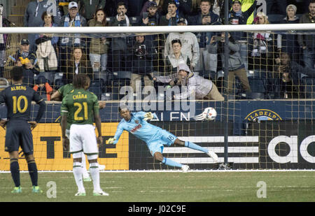 Chester, Pennsylvania, USA. 8 apr, 2017. Unione di Philadelphia il goalie, ANDRE BLAKE, tenta di bloccare un obiettivo da Portland Legni a Talen Energy stadium di Chester Pa Credito: Ricky Fitchett/ZUMA filo/Alamy Live News Foto Stock