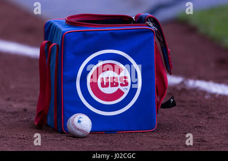 Milwaukee, WI, Stati Uniti d'America. 08 apr, 2017. Chicago Cubs sacchetto a sfera prima della Major League Baseball gioco tra il Milwaukee Brewers e il Chicago Cubs a Miller Park di Milwaukee, WI. Cubs ha sconfitto il Brewers 11-6. John Fisher/CSM/Alamy Live News Foto Stock