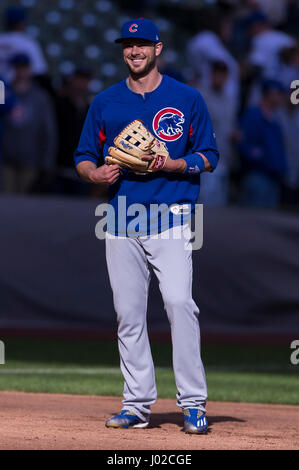 Milwaukee, WI, Stati Uniti d'America. 08 apr, 2017. Chicago Cubs terzo baseman Kris Bryant #17 si riscalda prima della Major League Baseball gioco tra il Milwaukee Brewers e il Chicago Cubs a Miller Park di Milwaukee, WI. Cubs ha sconfitto il Brewers 11-6. John Fisher/CSM/Alamy Live News Foto Stock