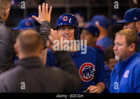 Milwaukee, WI, Stati Uniti d'America. 08 apr, 2017. Chicago Cubs player è congratulato con dopo rigature durante il Major League Baseball gioco tra il Milwaukee Brewers e il Chicago Cubs a Miller Park di Milwaukee, WI. Cubs ha sconfitto il Brewers 11-6. John Fisher/CSM/Alamy Live News Foto Stock