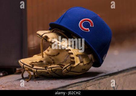 Milwaukee, WI, Stati Uniti d'America. 08 apr, 2017. Un cappello e guanto giacciono su la piroga passo durante il Major League Baseball gioco tra il Milwaukee Brewers e il Chicago Cubs a Miller Park di Milwaukee, WI. Cubs ha sconfitto il Brewers 11-6. John Fisher/CSM/Alamy Live News Foto Stock