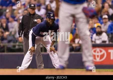 Milwaukee, WI, Stati Uniti d'America. 08 apr, 2017. Milwaukee runner conduce al di fuori della prima base durante il Major League Baseball gioco tra il Milwaukee Brewers e il Chicago Cubs a Miller Park di Milwaukee, WI. Cubs ha sconfitto il Brewers 11-6. John Fisher/CSM/Alamy Live News Foto Stock