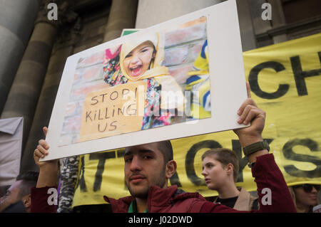 Adelaide, Australia. 9 apr, 2017. I membri della comunità siriana in Adelaide protesta sui gradini del Sud Australia il parlamento ad Adelaide contro l'attacco chimico e di uso del sarin gas nervino dal governo siriano per gli abitanti del ribelle detenuto città di Khan Sheikhun nella provincia di Idlib Credito: amer ghazzal/Alamy Live News Foto Stock