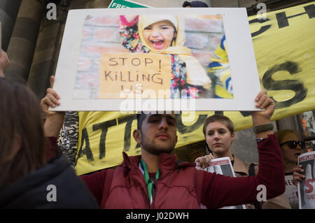 Adelaide, Australia. 9 apr, 2017. I membri della comunità siriana in Adelaide protesta sui gradini del Sud Australia il parlamento ad Adelaide contro l'attacco chimico e di uso del sarin gas nervino dal governo siriano per gli abitanti del ribelle detenuto città di Khan Sheikhun nella provincia di Idlib Credito: amer ghazzal/Alamy Live News Foto Stock