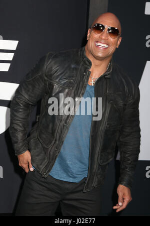 New York, New York, Stati Uniti d'America. 8 apr, 2017. Attore Dwayne Johnson alias The Rock assiste il New York Premiere di "Il destino del Furioso" tenutasi presso la Radio City Music Hall, Credito: Nancy Kaszerman/ZUMA filo/Alamy Live News Foto Stock