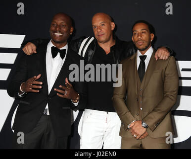 New York, New York, Stati Uniti d'America. 8 apr, 2017. Attori Tyrese Gibson, vin diesel e Chris "Ludacris" frequentano i ponti di New York Premiere di "Il destino del Furioso" tenutasi presso la Radio City Music Hall, Credito: Nancy Kaszerman/ZUMA filo/Alamy Live News Foto Stock