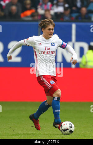 Amburgo, Germania. 08 apr, 2017. Amburgo è Gotoku Sakai in azione durante la Bundesliga tedesca partita di calcio tra Amburgo SV e 1899 Hoffenheim nel Volksparkstadion stadium di Amburgo, Germania, 08 aprile 2017. Foto: Christian Charisius/dpa/Alamy Live News Foto Stock