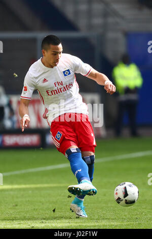 Amburgo, Germania. 08 apr, 2017. Amburgo Bobby del legno in azione durante la Bundesliga tedesca partita di calcio tra Amburgo SV e 1899 Hoffenheim nel Volksparkstadion stadium di Amburgo, Germania, 08 aprile 2017. Foto: Christian Charisius/dpa/Alamy Live News Foto Stock