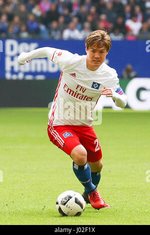 Amburgo, Germania. 08 apr, 2017. Amburgo è Gotoku Sakai in azione durante la Bundesliga tedesca partita di calcio tra Amburgo SV e 1899 Hoffenheim nel Volksparkstadion stadium di Amburgo, Germania, 08 aprile 2017. Foto: Christian Charisius/dpa/Alamy Live News Foto Stock