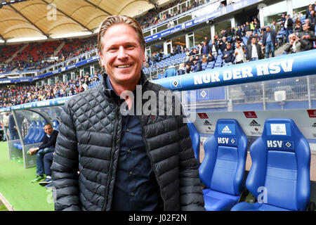 Amburgo, Germania. 08 apr, 2017. Amburgo allenatore Markus Gisdol arriva per la Bundesliga tedesca partita di calcio tra Amburgo SV e 1899 Hoffenheim nel Volksparkstadion stadium di Amburgo, Germania, 08 aprile 2017. Foto: Christian Charisius/dpa/Alamy Live News Foto Stock