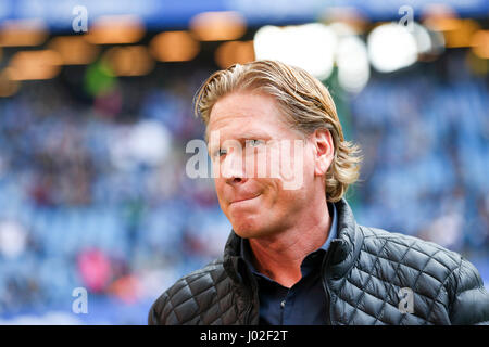 Amburgo, Germania. 08 apr, 2017. Amburgo allenatore Markus Gisdol visto prima Bundesliga tedesca partita di calcio tra Amburgo SV e 1899 Hoffenheim nel Volksparkstadion stadium di Amburgo, Germania, 08 aprile 2017. Foto: Christian Charisius/dpa/Alamy Live News Foto Stock