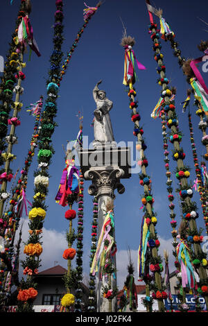 Lipnica Murowana, Malopolska, Polonia. 9 apr, 2017. Il concorso tradizionale per più alte palme di Pasqua la domenica delle Palme in Lipnica Murowana, Polonia il 09.04.2017. Da Wiktor Dabkowski Credito: Wiktor Dabkowski/ZUMA filo/Alamy Live News Foto Stock