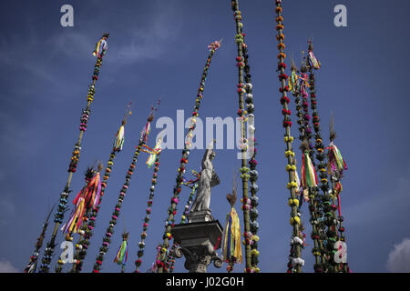 Lipnica Murowana, Polonia. 09Apr, 2017. Il concorso tradizionale per più alte palme di Pasqua la domenica delle Palme in Lipnica Murowana, Polonia il 09.04.2017. Da Wiktor Dabkowski | Utilizzo di credito in tutto il mondo: dpa/Alamy Live News Foto Stock