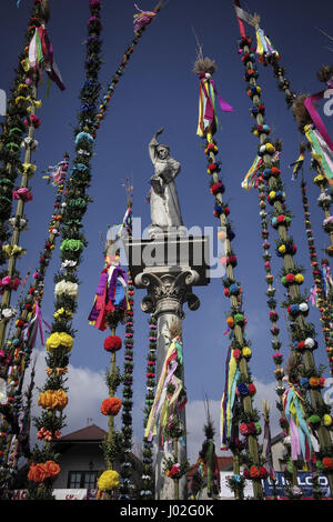 Lipnica Murowana, Polonia. 09Apr, 2017. Il concorso tradizionale per più alte palme di Pasqua la domenica delle Palme in Lipnica Murowana, Polonia il 09.04.2017. Da Wiktor Dabkowski | Utilizzo di credito in tutto il mondo: dpa/Alamy Live News Foto Stock