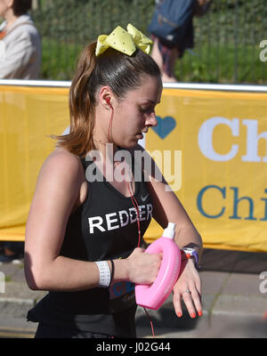 Brighton, Regno Unito. 9 apr, 2017. Migliaia di corridori prendere parte alla Maratona di Brighton oggi su una bella e soleggiata giornata calda con temperature che raggiungono alte come 24 gradi celsius in alcune parti del paese Credito: Simon Dack/Alamy Live News Foto Stock