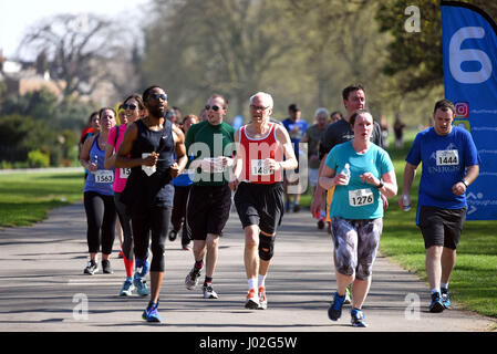 Il parco di Greenwich, Londra, Regno Unito. Il 9 aprile 2017. I concorrenti prendere parte al Greenwich Park 10.000 metri. Su ciò che è previsto per essere il giorno più caldo del 2017 finora con il raggiungimento della temperatura di 24c, le persone godono di sole di primavera nel Greenwich Park a Londra il 9 aprile 2017 Credit: MARTIN DALTON/Alamy Live News Foto Stock