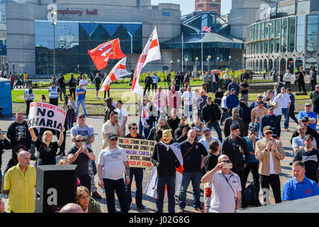 Birmingham, Regno Unito. 8 apr, 2017. Sulla scia degli attentati terroristici a Londra il 22 marzo, la difesa inglese League (FES) fasi un rally per protestare contro la 'islamizzazione' DEL REGNO UNITO, fra gli altri temi Credito: Alexandre Rotenberg/Alamy Live News Foto Stock