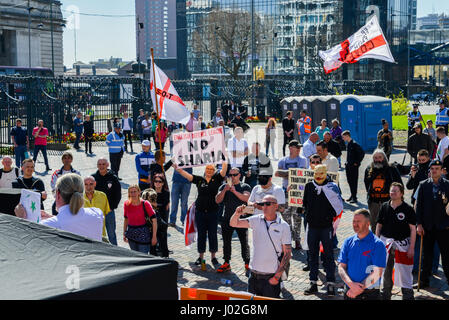 Birmingham, Regno Unito. 8 apr, 2017. Sulla scia degli attentati terroristici a Londra il 22 marzo, la difesa inglese League (FES) fasi un rally per protestare contro la 'islamizzazione' DEL REGNO UNITO, fra gli altri temi Credito: Alexandre Rotenberg/Alamy Live News Foto Stock