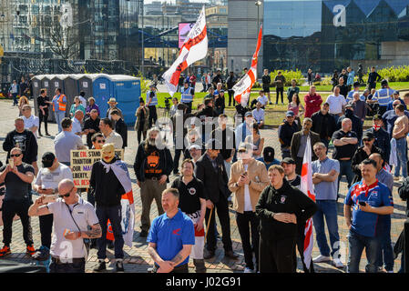 Birmingham, Regno Unito. 8 apr, 2017. Sulla scia degli attentati terroristici a Londra il 22 marzo, la difesa inglese League (FES) fasi un rally per protestare contro la 'islamizzazione' DEL REGNO UNITO, fra gli altri temi Credito: Alexandre Rotenberg/Alamy Live News Foto Stock