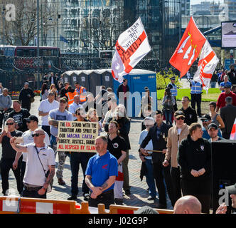 Birmingham, Regno Unito. 8 apr, 2017. Sulla scia degli attentati terroristici a Londra il 22 marzo, la difesa inglese League (FES) fasi un rally per protestare contro la 'islamizzazione' DEL REGNO UNITO, fra gli altri temi Credito: Alexandre Rotenberg/Alamy Live News Foto Stock