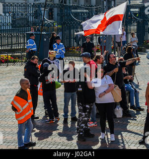 Birmingham, Regno Unito. 8 apr, 2017. Sulla scia degli attentati terroristici a Londra il 22 marzo, la difesa inglese League (FES) fasi un rally per protestare contro la 'islamizzazione' DEL REGNO UNITO, fra gli altri temi Credito: Alexandre Rotenberg/Alamy Live News Foto Stock