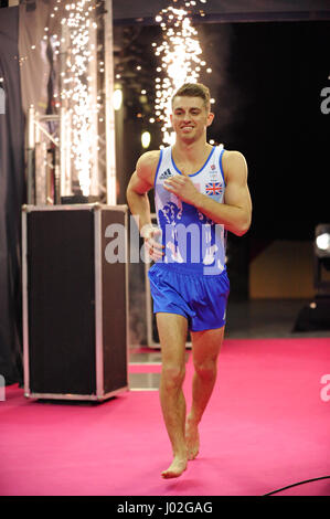 Londra, Regno Unito. 8 Aprile, 2017. Max Whitlock (GBR) inserendo l'arena per fare una valutazione estetica al iPro World Cup di ginnastica la concorrenza all'O2 Arena, Londra, Regno Unito. La Coppa del Mondo di Ginnastica è un emozionante evento che coinvolge alcuni dei migliori del mondo ginnasti come hanno giocato in un prestigioso 'tutto intorno' concorrenza con gli uomini alle prese più di sei discipline (piano, cavallo, anelli, vault, barre parallele e la barra alta). Credito: Michael Preston/Alamy Live News Foto Stock