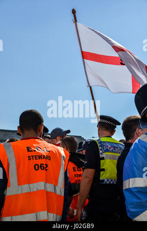 Birmingham, Regno Unito. 8 apr, 2017. Sulla scia degli attentati terroristici a Londra il 22 marzo, la difesa inglese League (FES) fasi un rally per protestare contro la 'islamizzazione' DEL REGNO UNITO, fra gli altri temi Credito: Alexandre Rotenberg/Alamy Live News Foto Stock