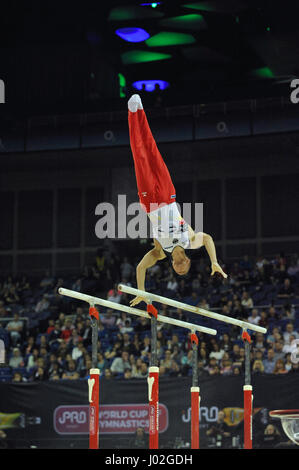 Londra, Regno Unito. 8 Aprile, 2017. Lukas Dauser (GER) a competere in barre parallele sezione sezione del iPro World Cup di ginnastica la concorrenza all'O2 Arena, Londra, Regno Unito. La Coppa del Mondo di Ginnastica è un emozionante evento che coinvolge alcuni dei migliori del mondo ginnasti come hanno giocato in un prestigioso 'tutto intorno' concorrenza con gli uomini alle prese più di sei discipline (piano, cavallo, anelli, vault, barre parallele e la barra alta). Credito: Michael Preston/Alamy Live News Foto Stock