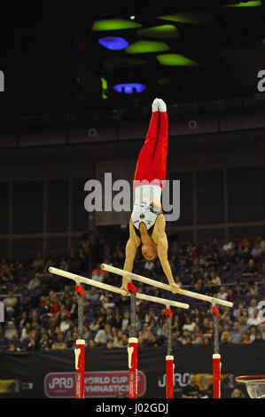 Londra, Regno Unito. 8 Aprile, 2017. Lukas Dauser (GER) a competere in barre parallele sezione sezione del iPro World Cup di ginnastica la concorrenza all'O2 Arena, Londra, Regno Unito. La Coppa del Mondo di Ginnastica è un emozionante evento che coinvolge alcuni dei migliori del mondo ginnasti come hanno giocato in un prestigioso 'tutto intorno' concorrenza con gli uomini alle prese più di sei discipline (piano, cavallo, anelli, vault, barre parallele e la barra alta). Credito: Michael Preston/Alamy Live News Foto Stock