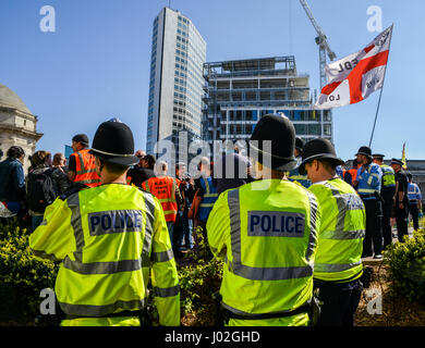 Birmingham, Regno Unito. 8 apr, 2017. Sulla scia degli attentati terroristici a Londra il 22 marzo, la difesa inglese League (EDL) fasi un rally per protestare contro la 'islamizzazione' DEL REGNO UNITO, fra gli altri temi Credito: Alexandre Rotenberg/Alamy Live News Foto Stock