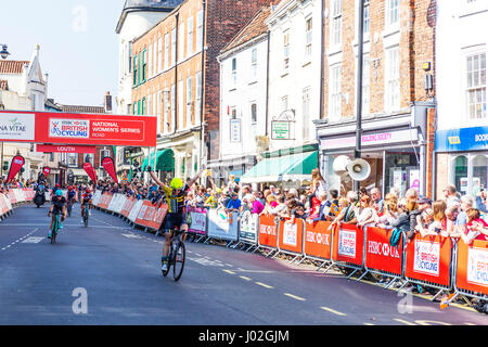 Louth, Lincolnshire, Regno Unito. Il 9 aprile 2017. Tour del Wolds in Louth Lincolnshire UK Inghilterra 09/04/2017HSBC REGNO UNITO British Ciclismo nazionale femminile serie Professional road cycling team e ciclisti professionisti ciclo intorno al Wolds su un British ciclismo su strada competitiva evento. Womens evento vinto da del tour femminile del Wolds è un Womens Road serie evento tenutosi su 62Miglia. Uomini del Tour del Wolds è una molla Cup Series evento tenutosi su 102accredito di miglia: iconico Cornwall/Alamy Live News Foto Stock