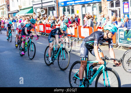 Louth, Lincolnshire, Regno Unito. Il 9 aprile 2017. Tour del Wolds in Louth Lincolnshire UK Inghilterra 09/04/2017HSBC REGNO UNITO British Ciclismo nazionale femminile serie Professional road cycling team e ciclisti professionisti ciclo intorno al Wolds su un British ciclismo su strada competitiva evento. Womens evento vinto da del tour femminile del Wolds è un Womens Road serie evento tenutosi su 62Miglia. Uomini del Tour del Wolds è una molla Cup Series evento tenutosi su 102accredito di miglia: iconico Cornwall/Alamy Live News Foto Stock