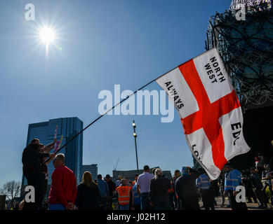 Birmingham, Regno Unito. 8 Aprile, 2017. Sulla scia degli attentati terroristici a Londra il 22 marzo, la difesa inglese League (EDL) fasi un rally per protestare contro la 'islamizzazione' DEL REGNO UNITO, fra gli altri temi Credito: Alexandre Rotenberg/Alamy Live News Foto Stock