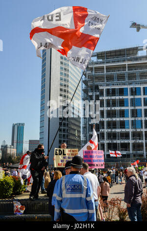 Birmingham, Regno Unito. 8 Aprile, 2017. Sulla scia degli attentati terroristici a Londra il 22 marzo, la difesa inglese League (EDL) fasi un rally per protestare contro la 'islamizzazione' DEL REGNO UNITO, fra gli altri temi Credito: Alexandre Rotenberg/Alamy Live News Foto Stock