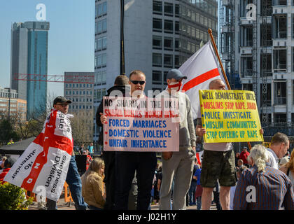 Birmingham, Regno Unito. 8 Aprile, 2017. Sulla scia degli attentati terroristici a Londra il 22 marzo, la difesa inglese League (EDL) fasi un rally per protestare contro la 'islamizzazione' DEL REGNO UNITO, fra gli altri temi Credito: Alexandre Rotenberg/Alamy Live News Foto Stock